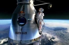 Felix Baumgartner es converteix en el primer humà en trencar la barrera del so en una caiguda lliure des de 39.000 metres d'alçada.