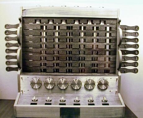 Wilhelm Schickard inventa la primera calculadora mecánica