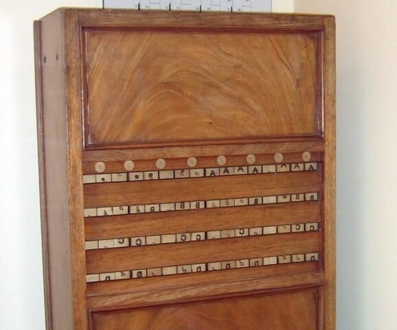 Charles Mahone inventa la primera máquina  lógica, el demostrador lógico.