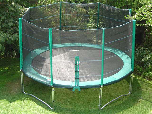 Posem un llit elàstic al jardí del meu poble