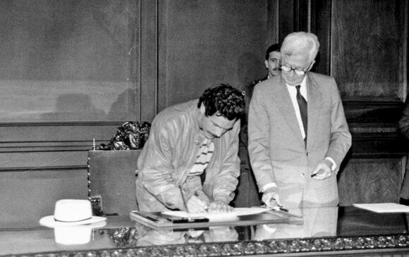 Algunos acercamientos y proceso de paz con el M-19 (1989-1990)