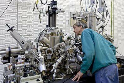 Microscope à effet tunnel par Gerd Binnig et Heinrich Rohrer