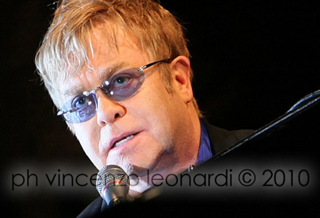 Elton John changes his voice