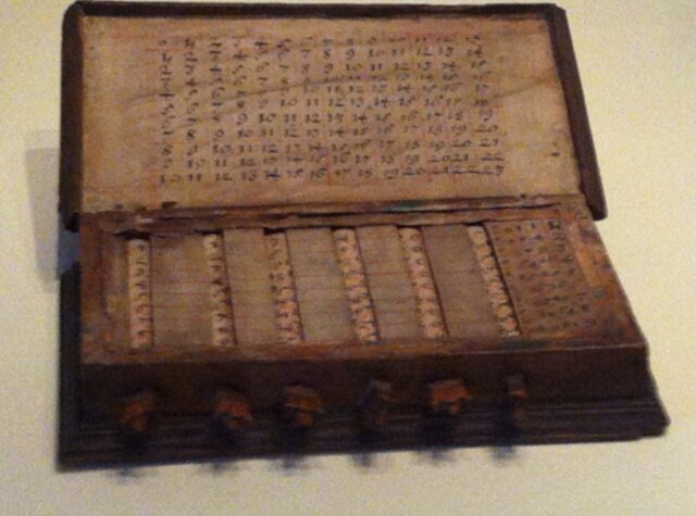 1617 - Huesos de naipier - Ábaco que permite multiplicaciones y divisiones