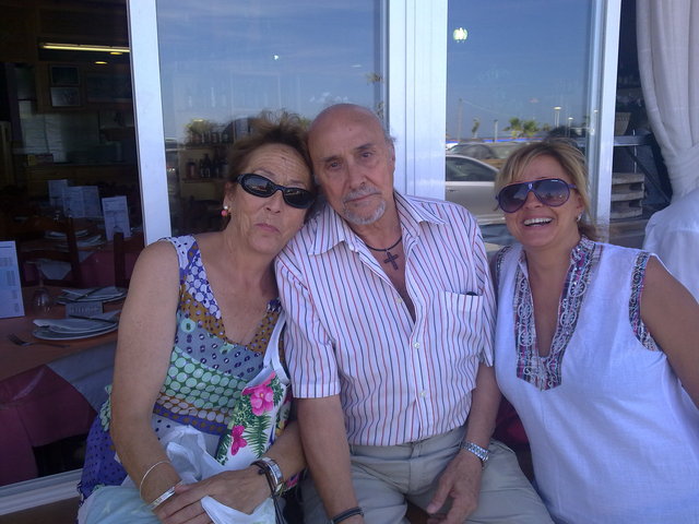 Ahora vivo con mis abuelos y mi madre.