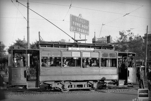 Los primeros tranvías eléctricos recorren las calles de Santiago