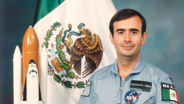 El ingeniero mexicano Rodolfo Neri Vela se convierte, gracias a la misión del STS-61-B, en el primer ciudadano mexicano en viajar al espacio exterior