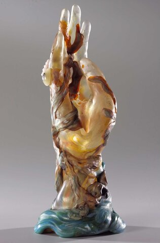 Mano con algas y conchas