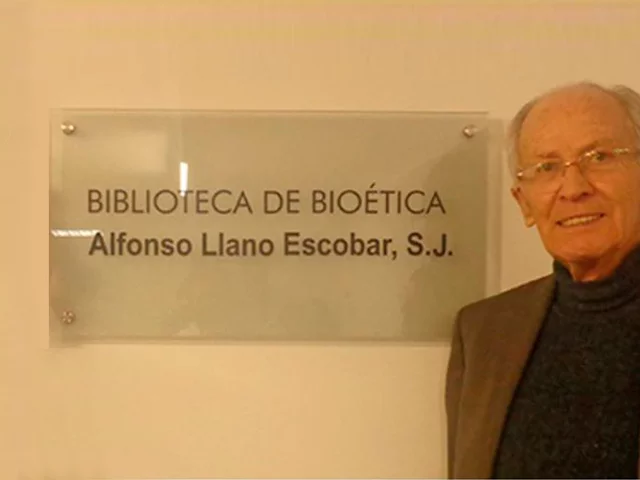 1989 (COLOMBIA): Alfonso Llano, escribe “Nace la Bioética en Colombia”.