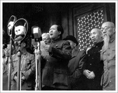 1949 – Es proclama la República Popular Xina, amb Mao (president).