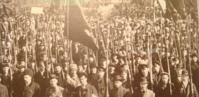 La revolució russa instaura un règim socialista (URSS).