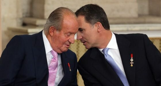 Abdicació de Joan Carles I i proclamació com a nou rei de Felip VI (juny)