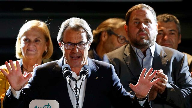 Eleccions anticipades al Parlament de Catalunya: victòria de Junts pel Sí d'Artur Mas. Els independentistes tenen majoria absoluta en escons però no en vots.