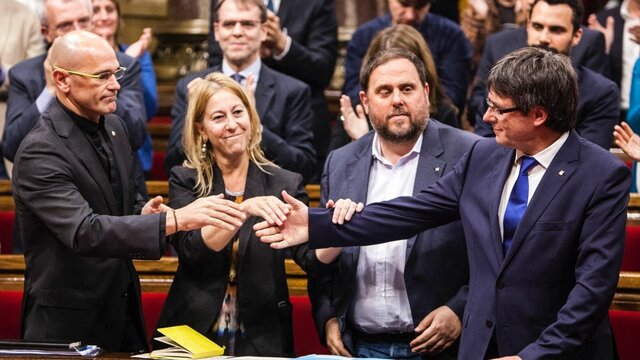 Acord d'estabilitat governamental entre Junts pel Sí i la CUP: Carles Puigdemont, nou president de la Generalitat (gener)