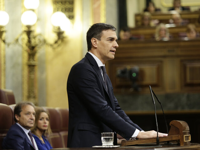 Moció de censura contra Rajoy: Pedro Sánchez és investit nou president del Govern espanyol.