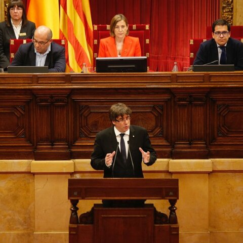 El president de la Generalitat, Carles Puigdemont, declara la independència de Catalunya però la deixa en suspens per tal de provocar la mediació internacional.