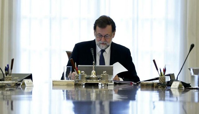 El Govern de Rajoy aplica l'article 155 de la Constitució: destitució del Govern de Catalunya i convocatòria d'eleccions.