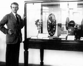 Se transmite la primera señal de televisión.