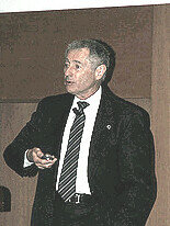 Primera teoría acerca del uso de la conmutación de paquetes para transferir datos.