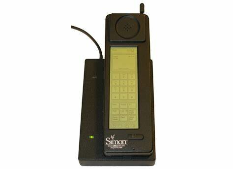 Aparece el navegador para Internet Mosaic, y el primer buscador de Internet, se llama Wandex. El IBM Simon se convierte en el primer teléfono móvil que integra funciones de PDA.