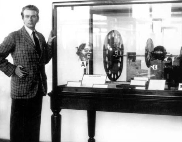 Retrasmisión de la primera señal de televisión