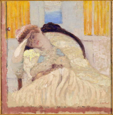 Misia assise dans une bergère dit Nonchaloir