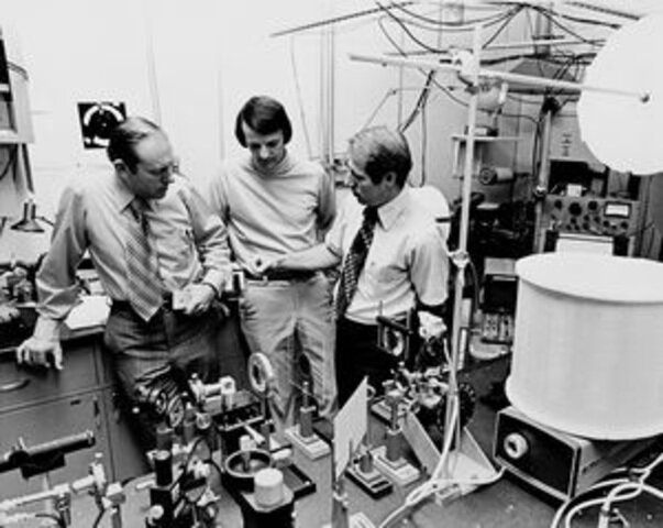 consiguieron pérdidas menores al 1% en un km, y permitiendo el uso de fuentes de luz de menor costo, como los LEDs.