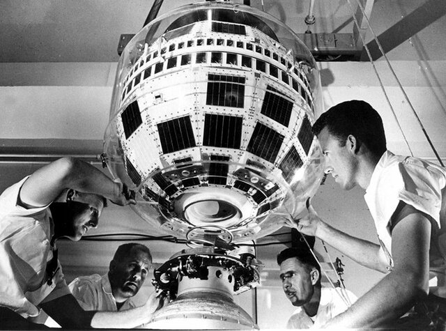 Premier satellite de télécommunication