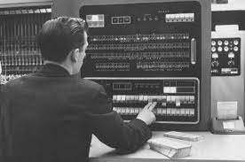 Se inventa la máquina IBM 701
