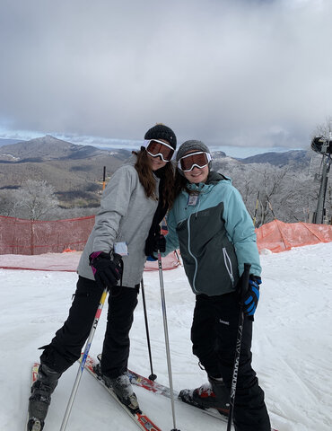 Esquyé con mi amiga en la sierra.