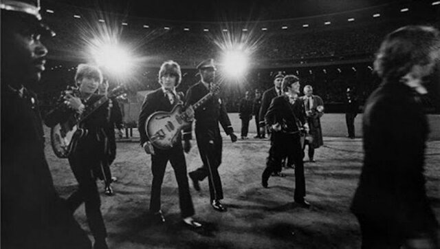 The Beatles dejaron de tocar en vivo por la falta de tecnología ya que  los los gritos de las personas eran mas fuertes que sus voces