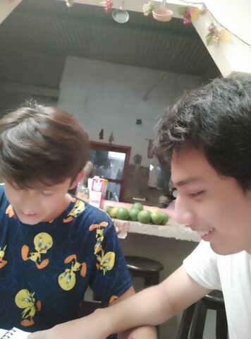 Apoyar en sus tareas