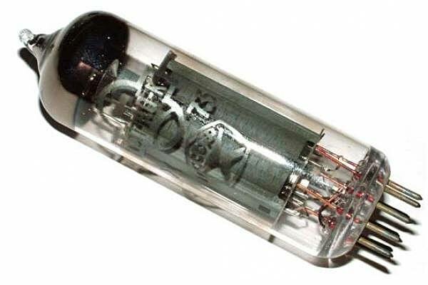 Ordenadores creados con válvulas electrónicas.