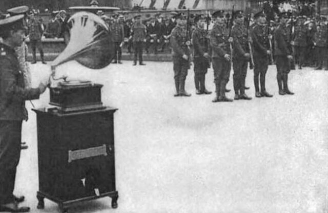 Expansion of blues during war