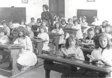 Escuela de niñas en los conventos y prohibición de sociedades secretas