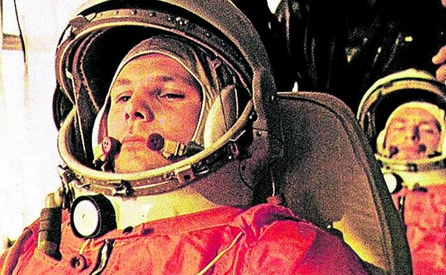 El primer hombre en el espacio es Yuri Gagarin, de la Unión Soviética.