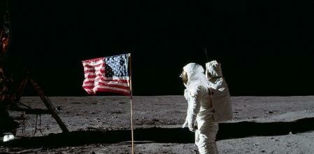 Neil Armstrong y Edwin Aldrin realizan el primer aterrizaje tripulado sobre la Luna (Apollo 11).