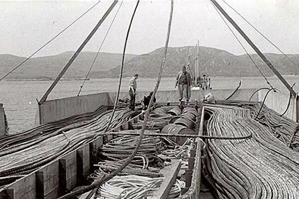 Inaugúrase o máis moderno sistema de transmisión de información por cable de fibra óptica.