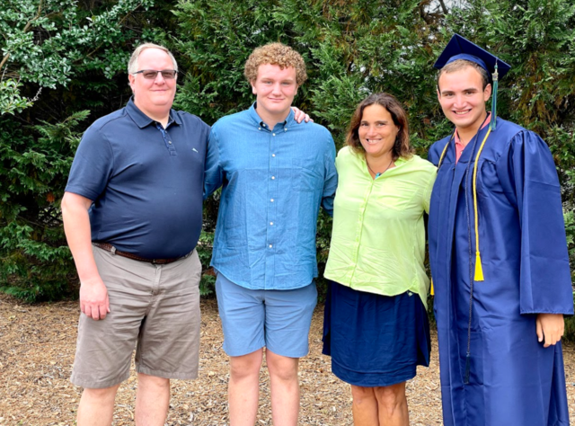 mi hermano se graduó secondaria.