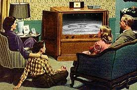 Enseñanza Basada en la Comunicación de Masas: Alrededor de 1960 y 1970 enseñanza apoyada por la radio y la televisión.