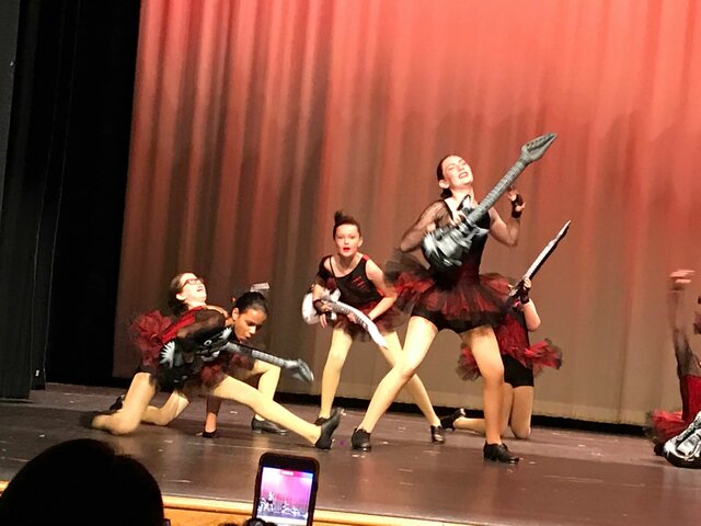 Tuve un recital. Bailé a la canción "We Will Rock You"