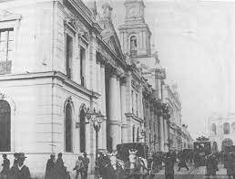 Se ilumina la Plaza de Armas de Santiago con lámparas incandescentes