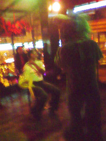 aca en la disco con El Burrito