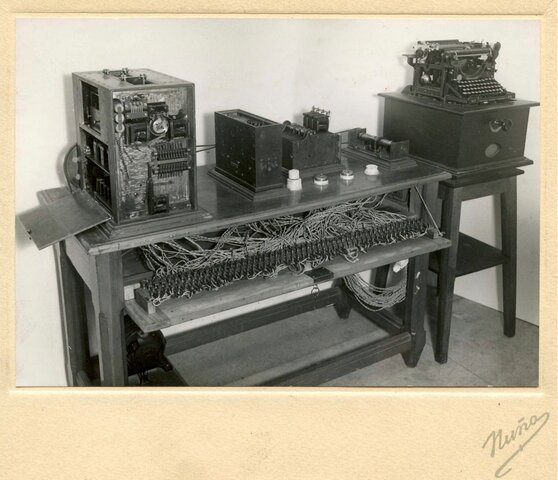 Leonardo Torres Quevedo construye  su aritmómetro electromecánico, primera  calculadora automática