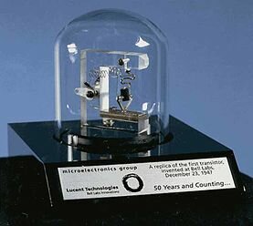 •	Invención del transistor de estado sólido