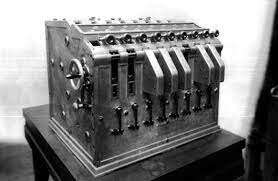 Leonardo Torres Quevedo construye su aritmómetro electromecánico, primera calculadora automática