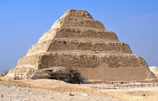 CONSTRUCCIÓN DE LA PRIMERA PIRÁMIDE