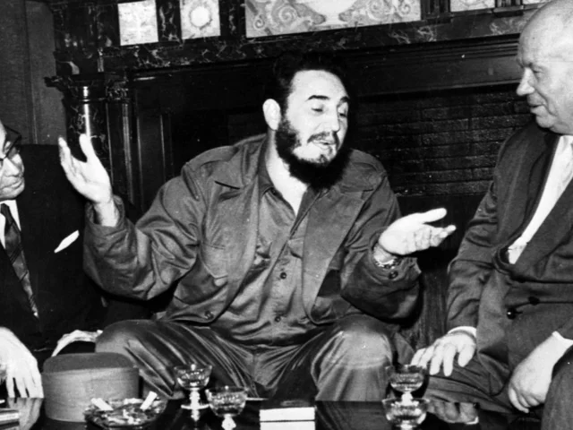 Kruschev, Fidel Castro derroca el gobierno de Fulgencio Batista de Cuba, Inicia la Guerra de Vietnam
