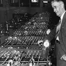 Máquina de resolver ecuaciones diferenciales de Vannevar Bush