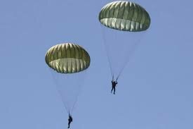 Defectos de calidad en paracaídas de la milicia norteamericana